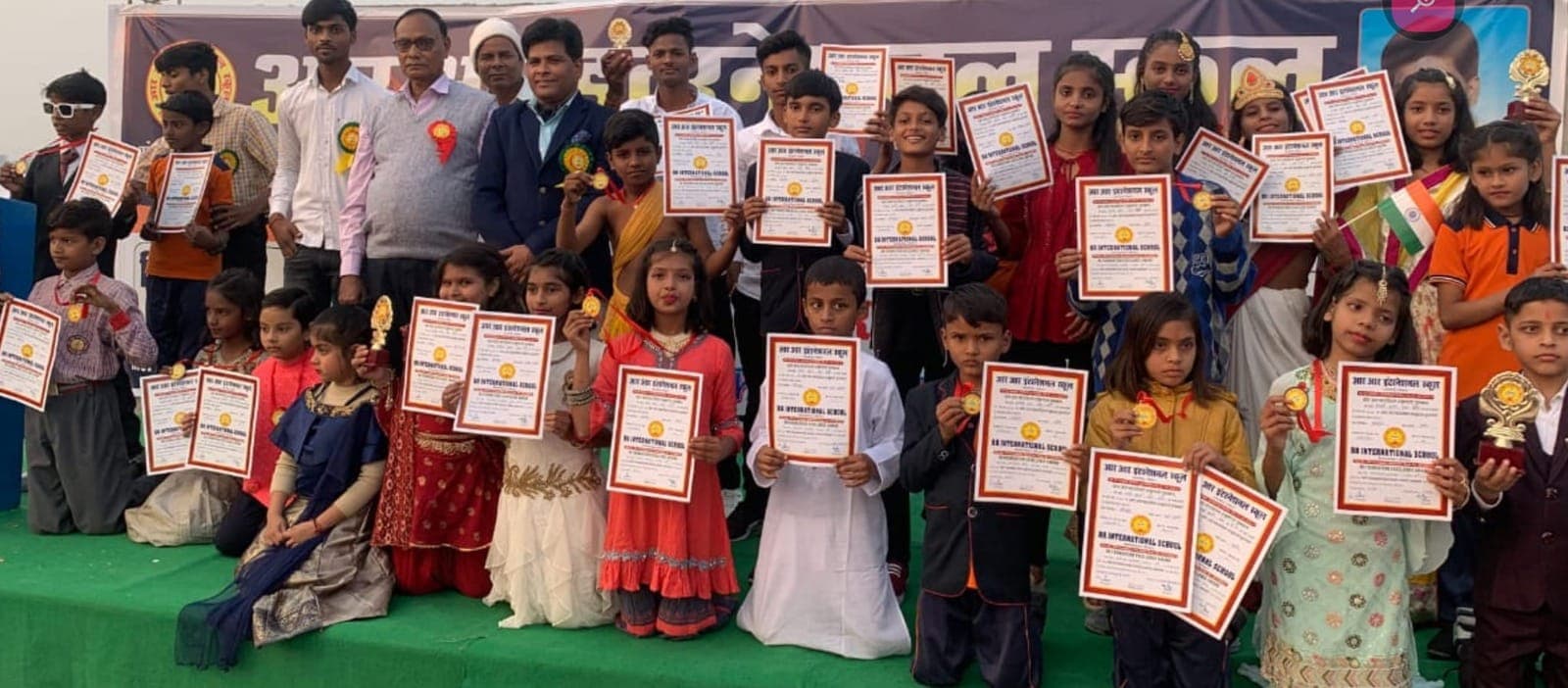Students with RR Foundation Excellence Award certificates